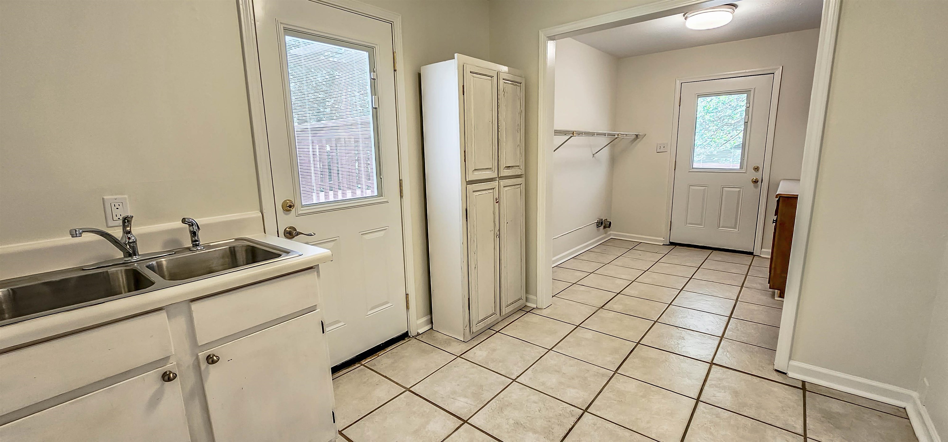 5639 Glade View Drive Memphis, TN 38120 - Photo 32 of 39 a bathroom with a sink and a mirror