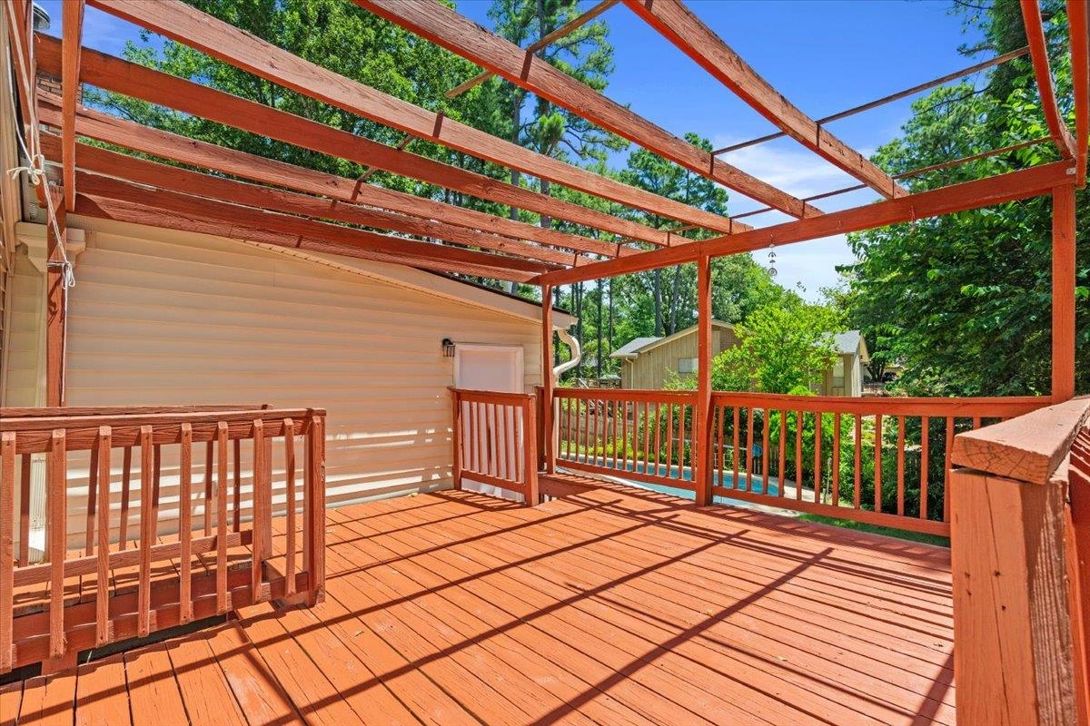 5639 Glade View Drive Memphis, TN 38120 - Photo 33 of 39 a porch with view of a backyard
