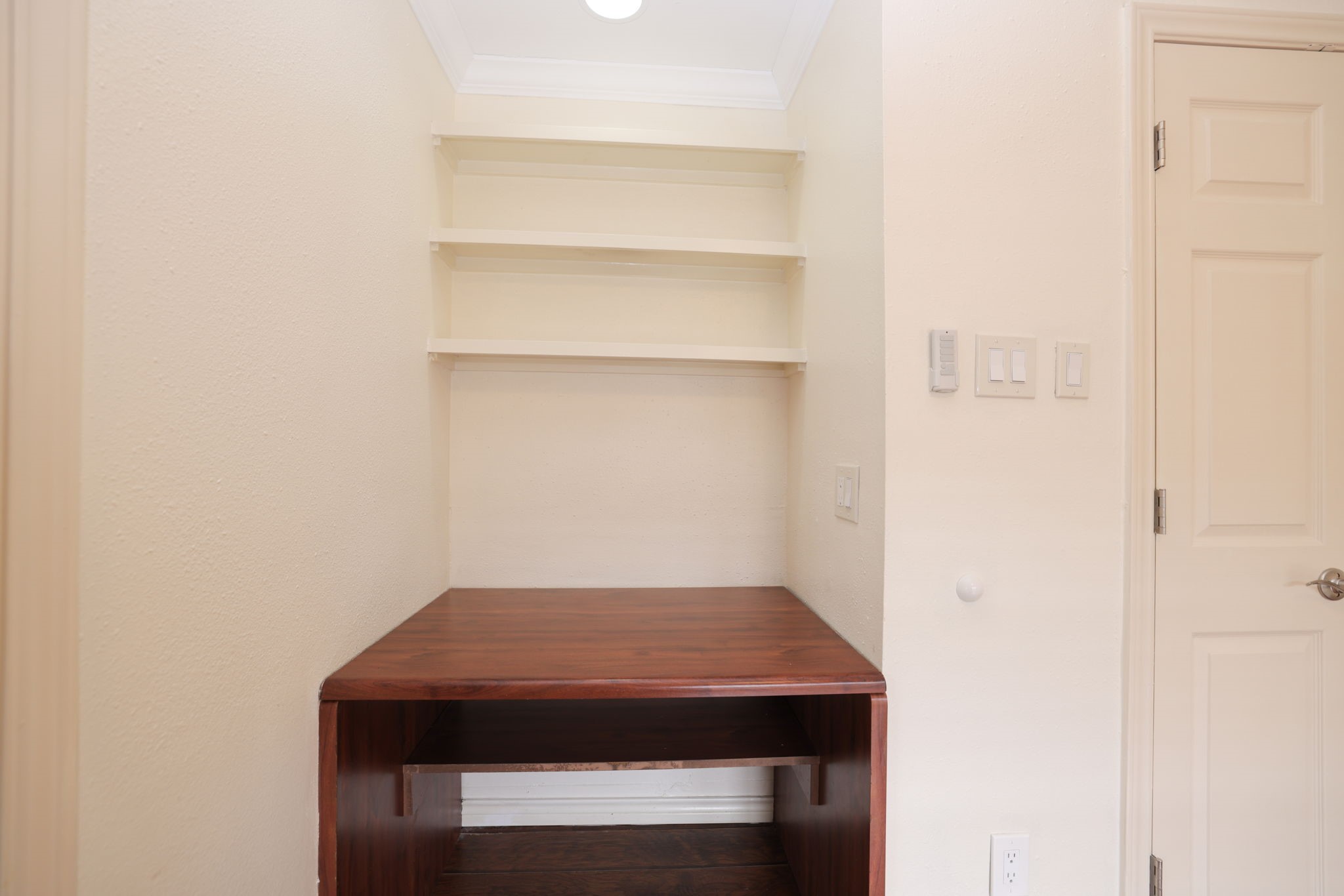 2001 Bering Drive, Unit 2F Houston, TX 77057 - Photo 19 of 32 a room with a table and a window