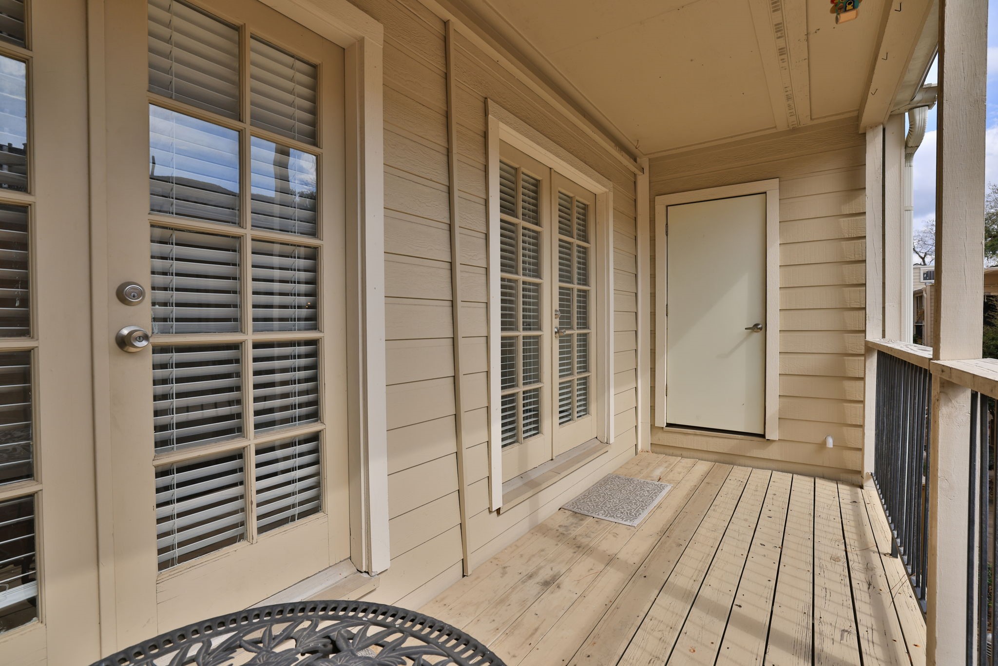 2001 Bering Drive, Unit 2F Houston, TX 77057 - Photo 23 of 32 a view of wooden balcony