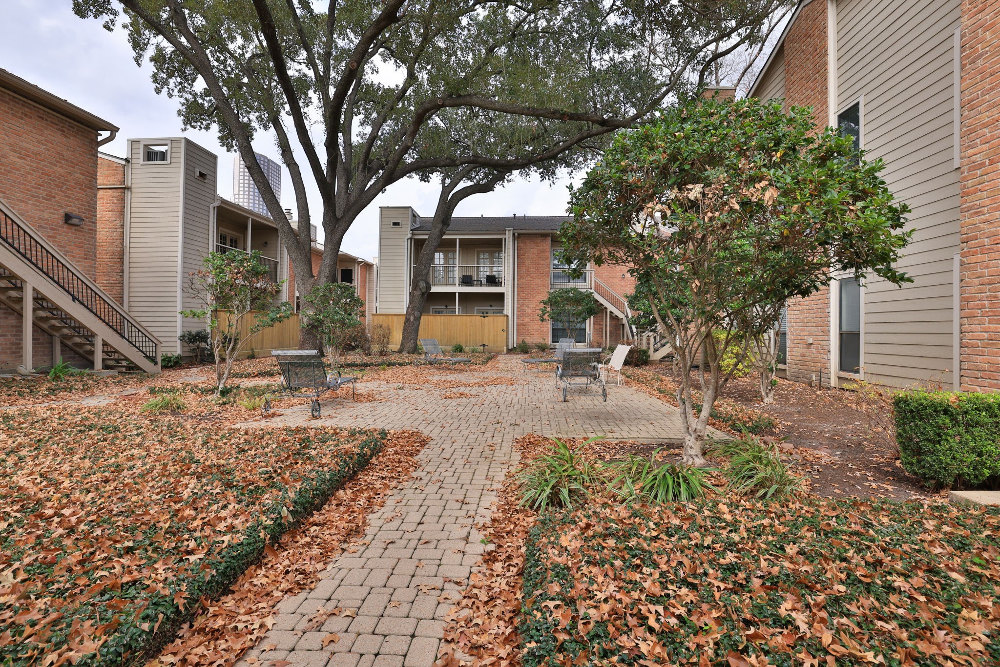 2001 Bering Drive, Unit 2F Houston, TX 77057 - Photo 28 of 32 a view of a yard with a tree