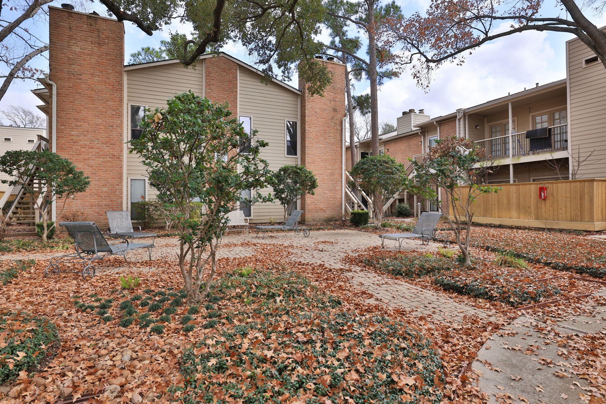 2001 Bering Drive, Unit 2F Houston, TX 77057 - Photo 29 of 32 a view of a house with a yard