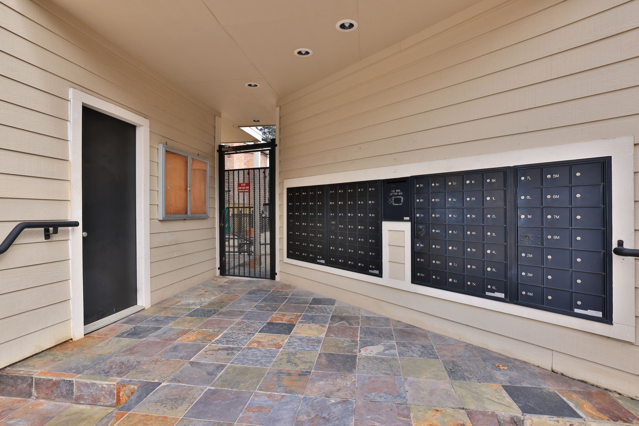 2001 Bering Drive, Unit 2F Houston, TX 77057 - Photo 32 of 32 a view of an entrance door of the house
