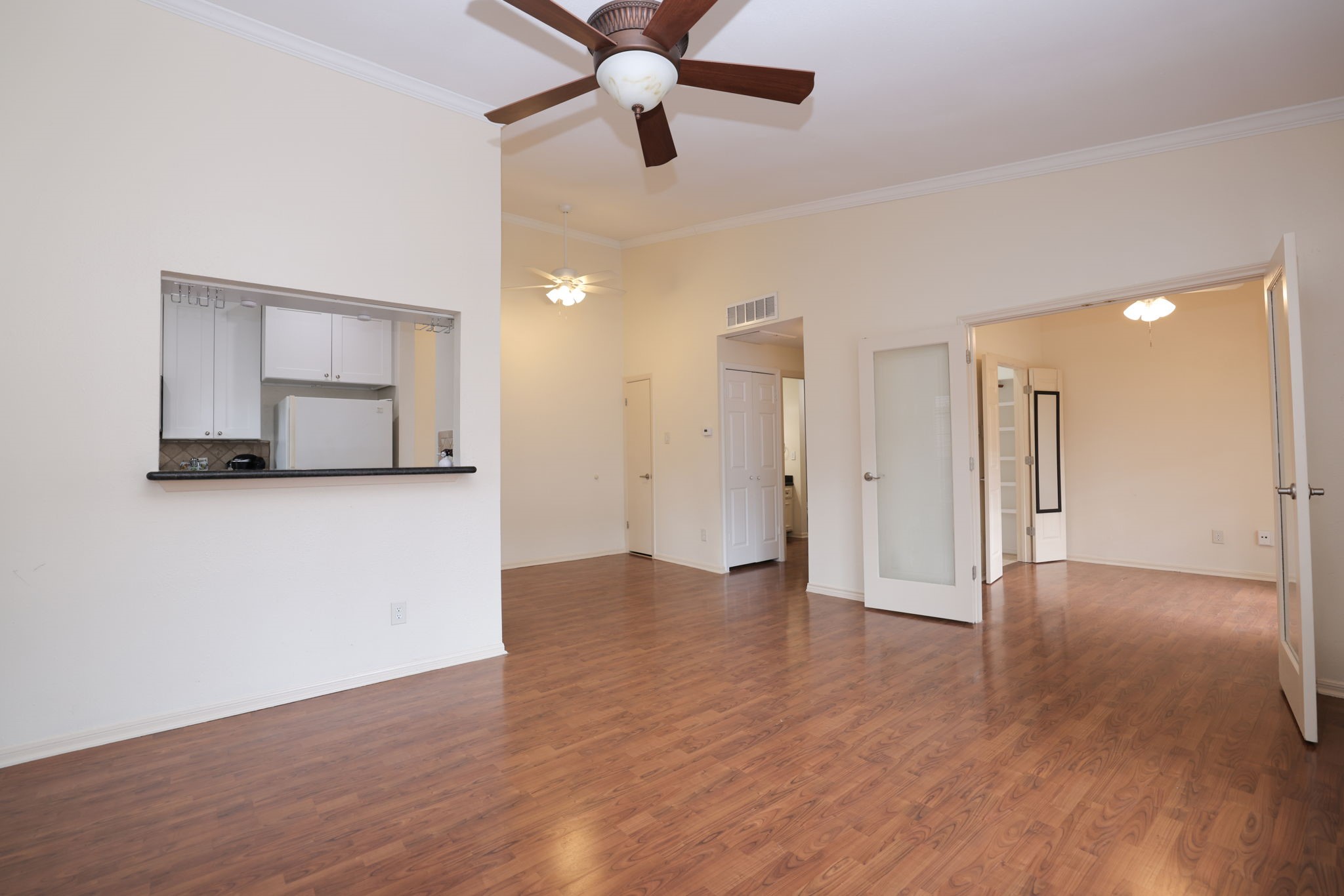 2001 Bering Drive, Unit 2F Houston, TX 77057 - Photo 6 of 32 a view of a livingroom with a ceiling fan and wooden floor