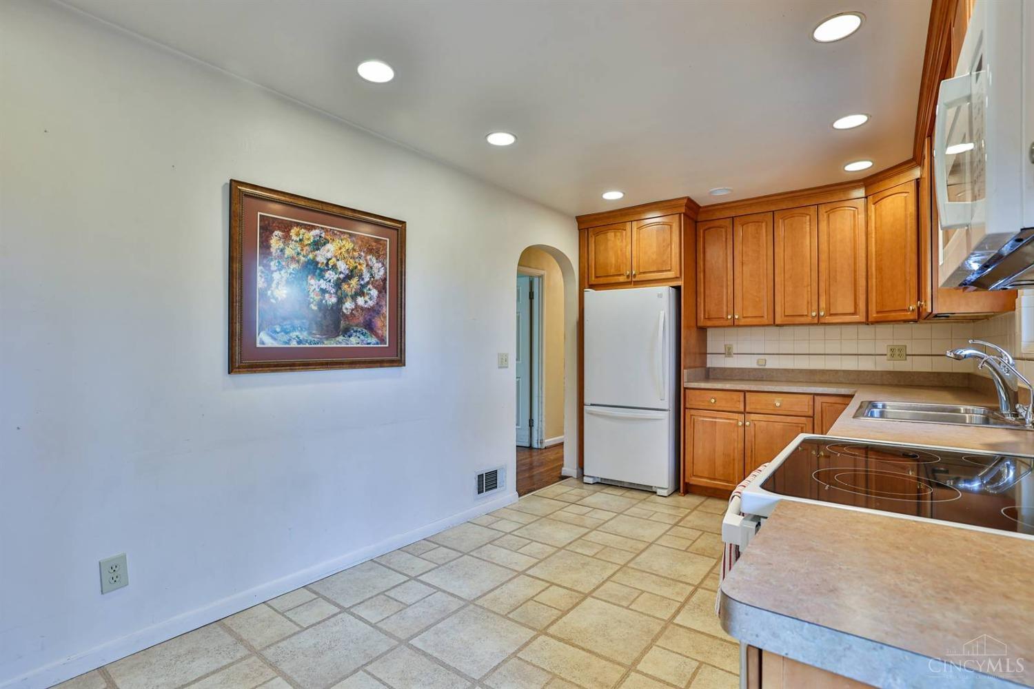331 Compton Road Wyoming, OH 45215 - Photo 13 of 50