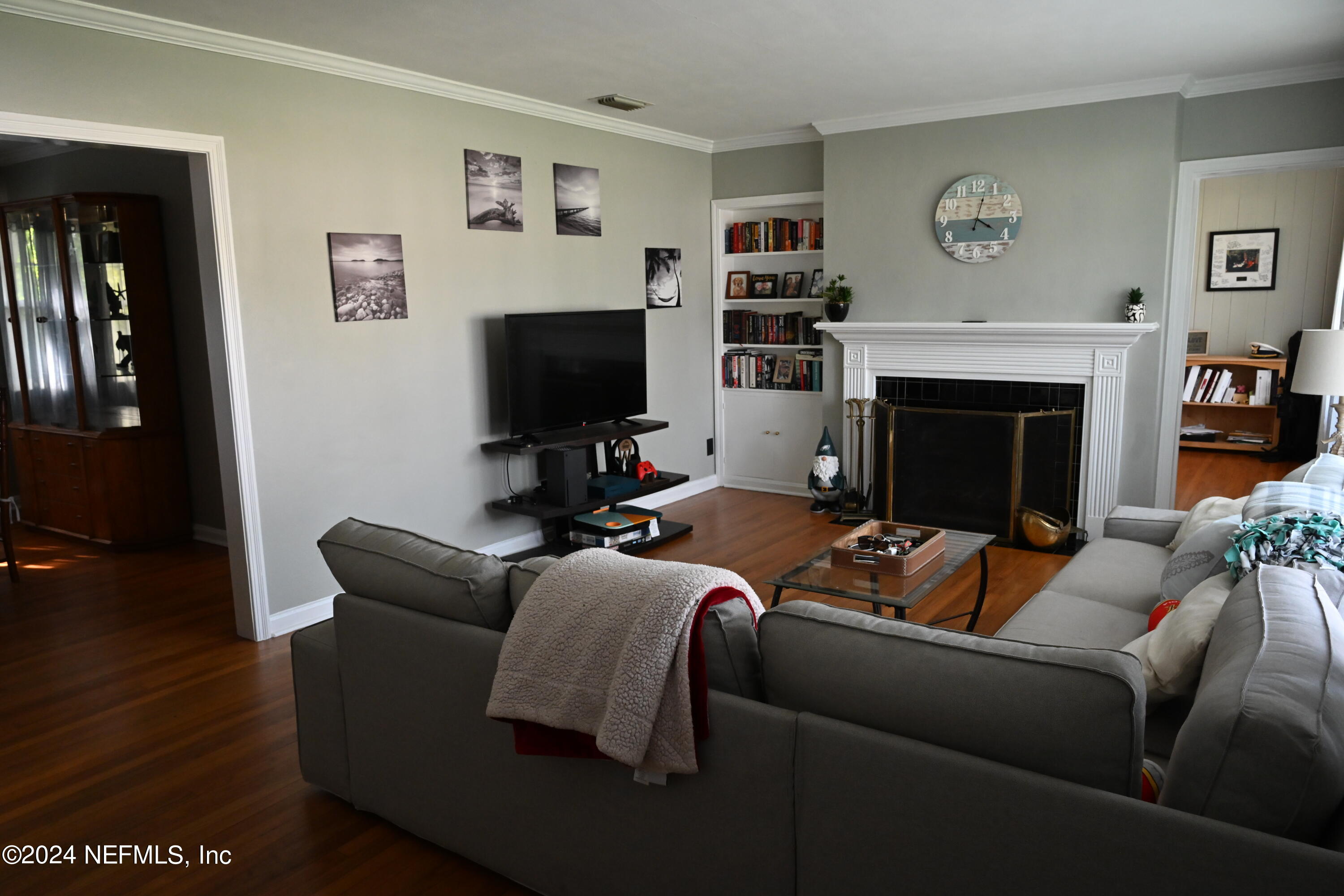 5054 Pirates Cove Road Jacksonville, FL 32210 - Photo 19 of 27 a living room with furniture and a flat screen tv