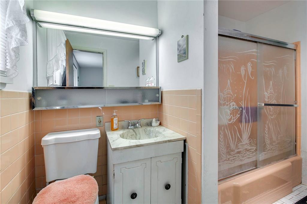 137 South McCoy Pl Road Sewickley, PA 15143 - Photo 16 of 25 Hall Bath with Tub/Shower with Tile Surround and Neutral Tile Flooring