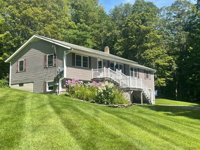 $525,000 | 561 Neal Road, Hartford, VT 05001