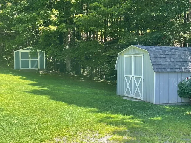 $525,000 | 561 Neal Road, Hartford, VT 05001