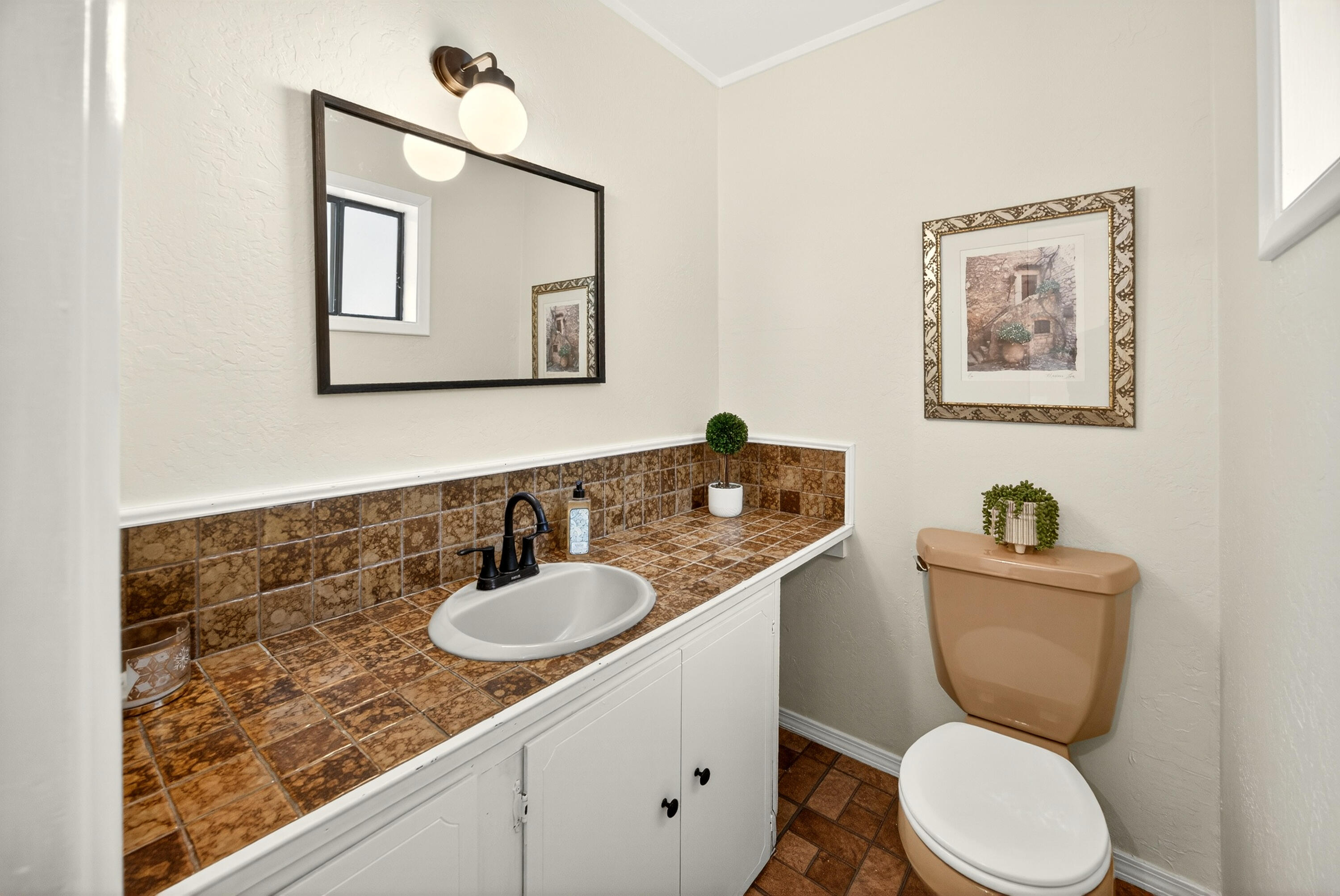 2922 Anderson Creek Road Talent, OR 97540 - Photo 15 of 37 Upper level 1/2 bath