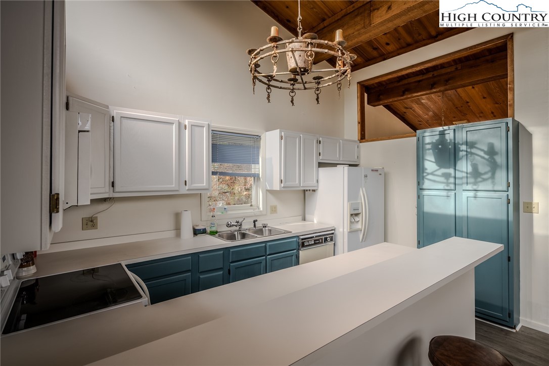 471 Lakeview Road Newland, NC 28657 - Photo 15 of 50 Gallery Image 15