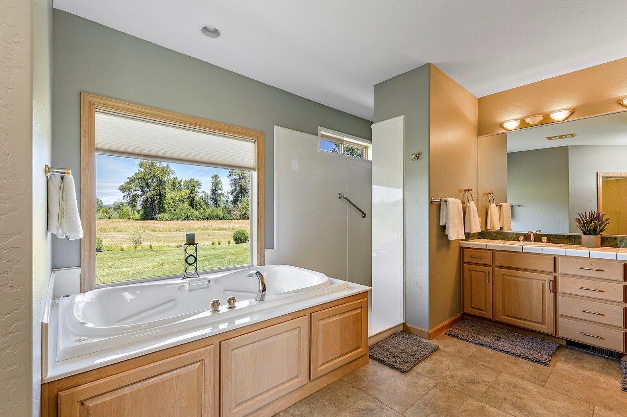 750 Meridian Road Eagle Point, OR 97524 - Photo 10 of 35 5c