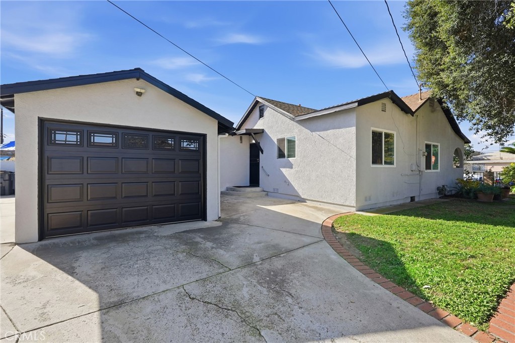 2101 South Hickory Street Santa Ana, CA 92707 - Photo 31 of 44 a house view with a backyard space