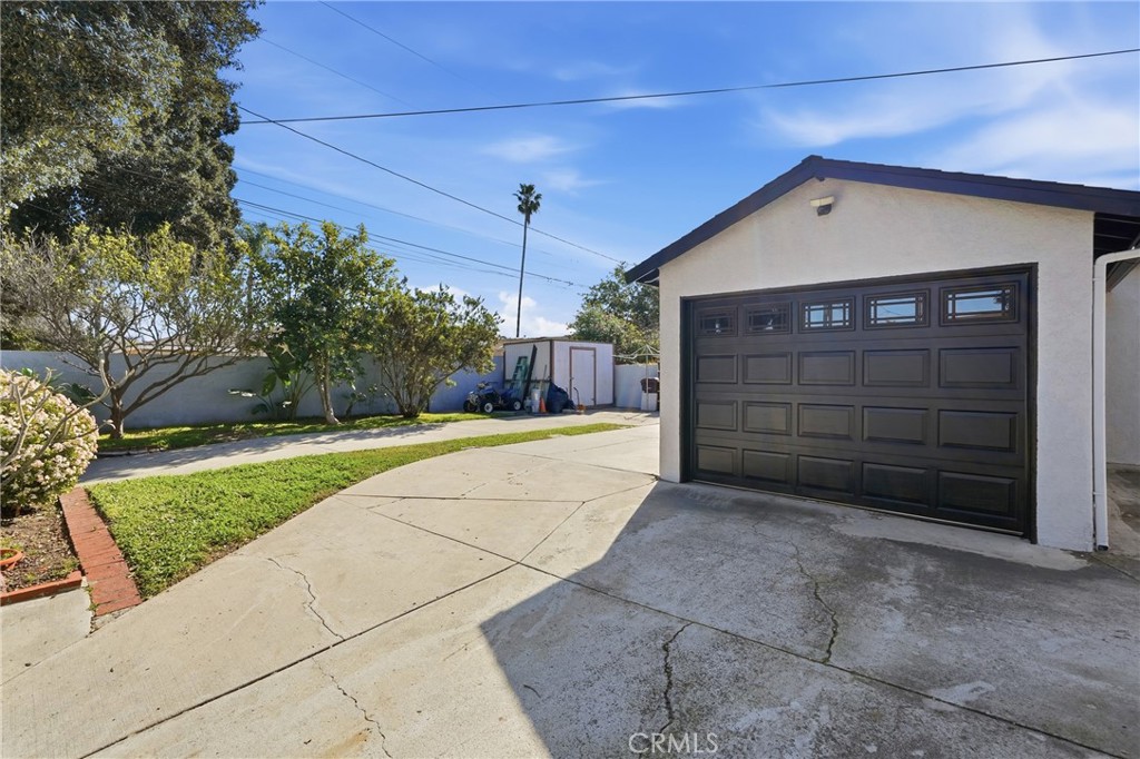 2101 South Hickory Street Santa Ana, CA 92707 - Photo 32 of 44 a view of a car garage