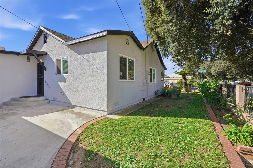 2101 South Hickory Street Santa Ana, CA 92707 - Photo 36 of 44 a front view of house with yard