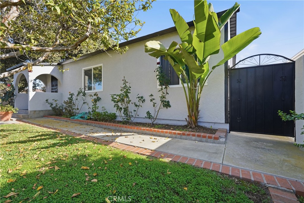 2101 South Hickory Street Santa Ana, CA 92707 - Photo 38 of 44 a view of a white house with a yard and plants