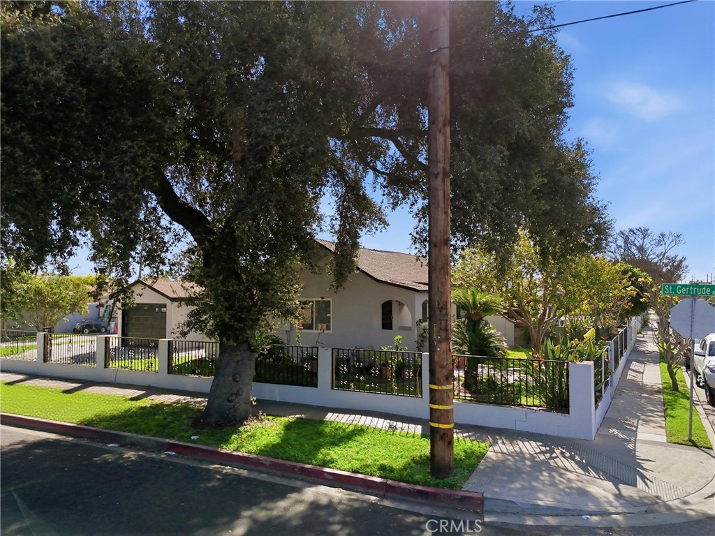 2101 South Hickory Street Santa Ana, CA 92707 - Photo 40 of 44 a street sign on the side of a road