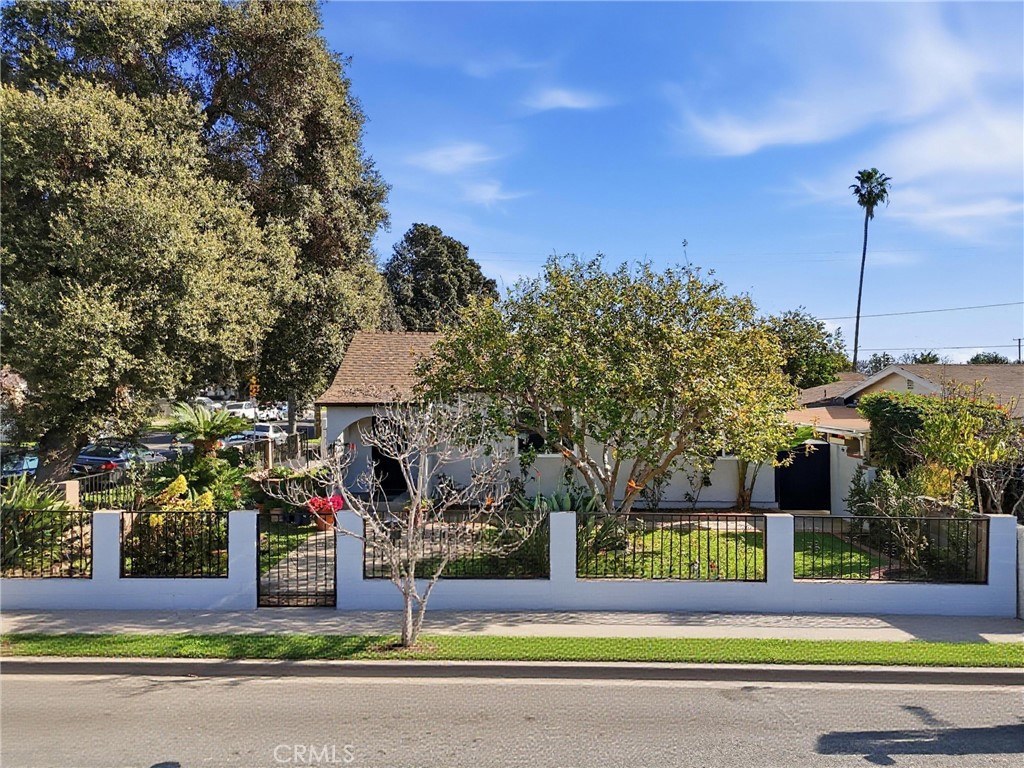 2101 South Hickory Street Santa Ana, CA 92707 - Photo 41 of 44 a view of a fountain in front of a house