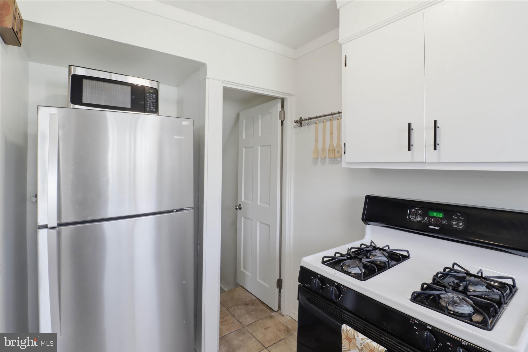 521 Hamilton Street Lancaster, PA 17602 - Photo 16 of 44 a kitchen with a refrigerator and a stove