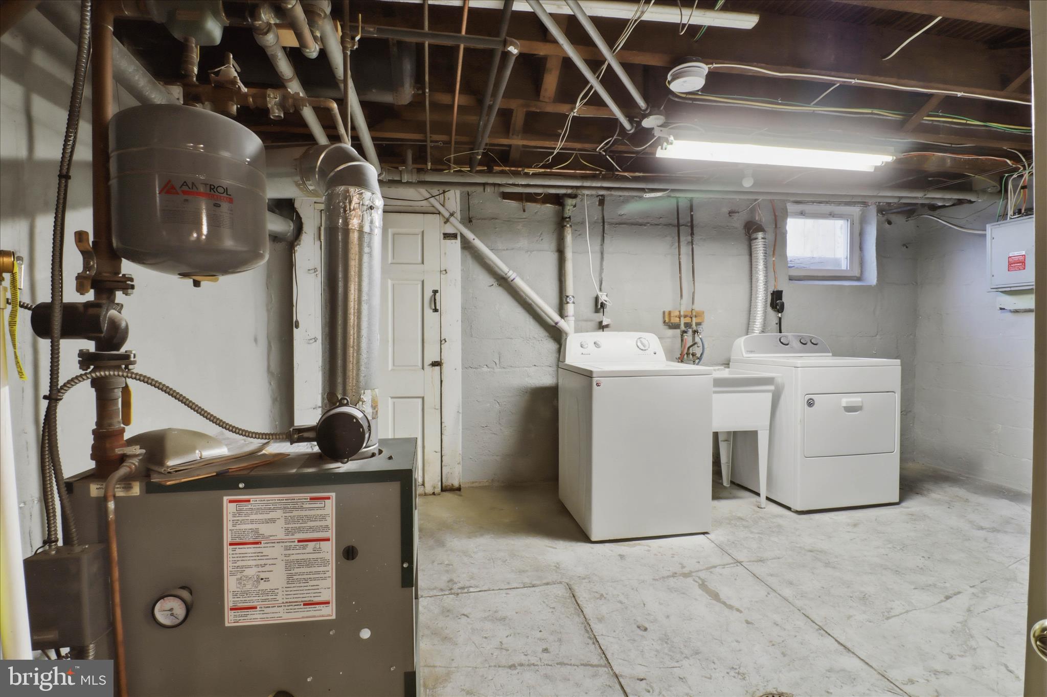 521 Hamilton Street Lancaster, PA 17602 - Photo 33 of 44 a utility room with dryer and washer