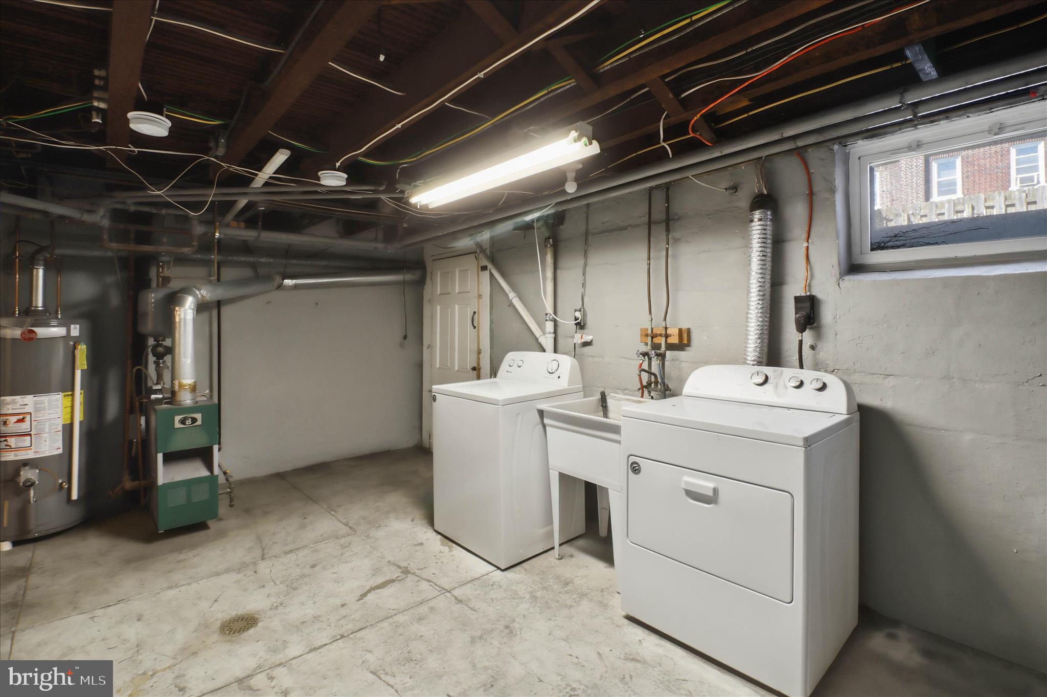 521 Hamilton Street Lancaster, PA 17602 - Photo 35 of 44 a utility room with dryer and washer