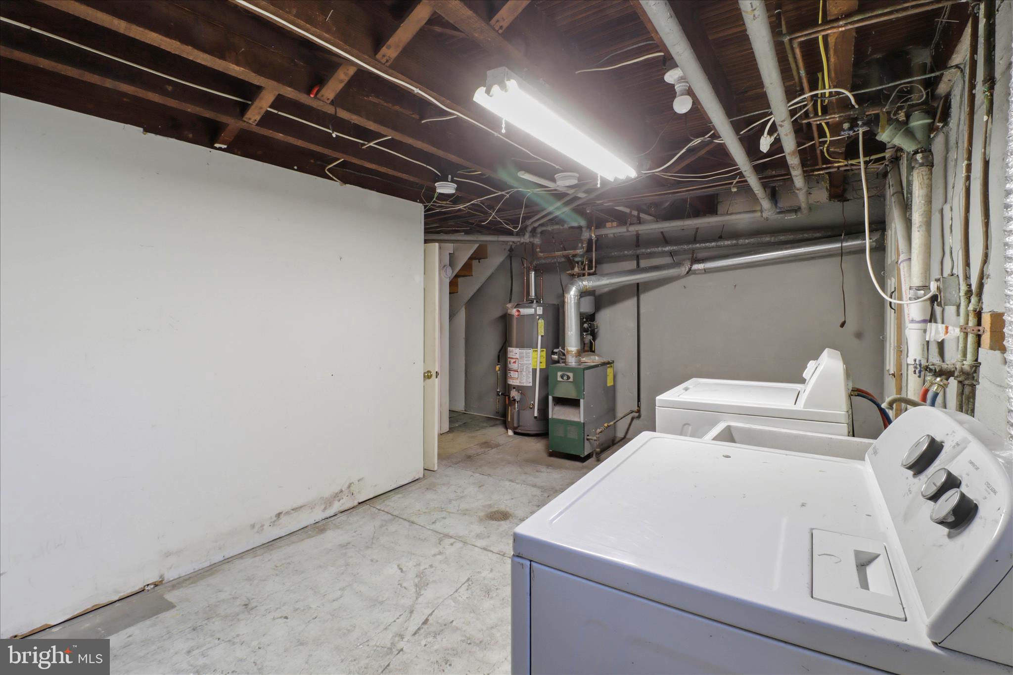 521 Hamilton Street Lancaster, PA 17602 - Photo 36 of 44 a utility room with dryer and washer