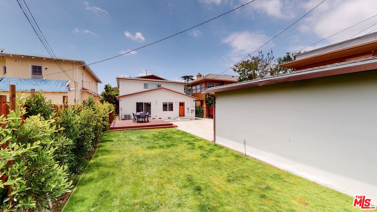 1848 Virginia Road Los Angeles, CA 90019 - Photo 38 of 39 a front view of house with yard
