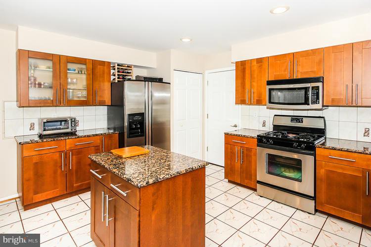 8611 Aqueduct Road Potomac, MD 20854 - Photo 11 of 30 Kitchen