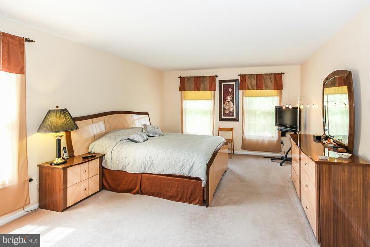 8611 Aqueduct Road Potomac, MD 20854 - Photo 14 of 30 Bedroom (Master)