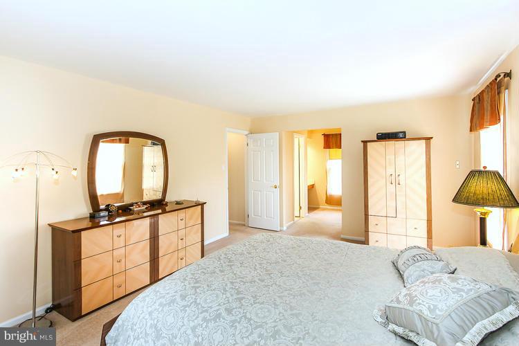 8611 Aqueduct Road Potomac, MD 20854 - Photo 15 of 30 Bedroom (Master)