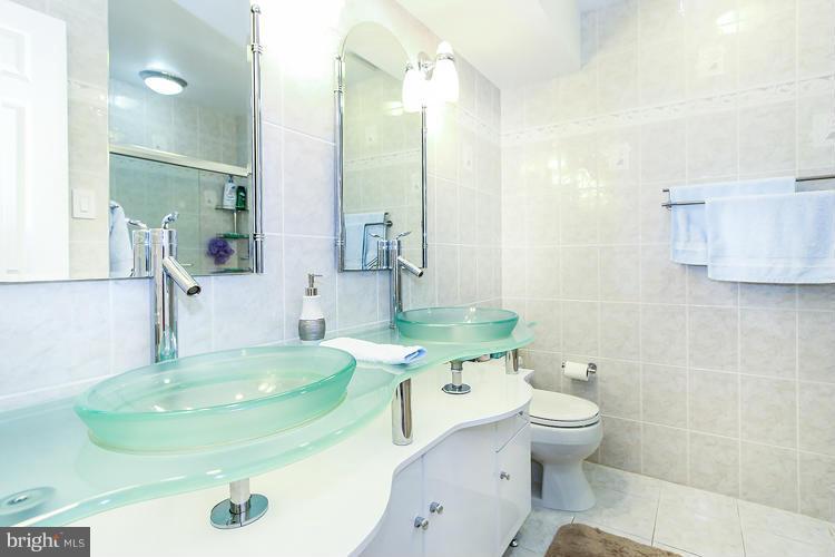 8611 Aqueduct Road Potomac, MD 20854 - Photo 17 of 30 Bath (Master)