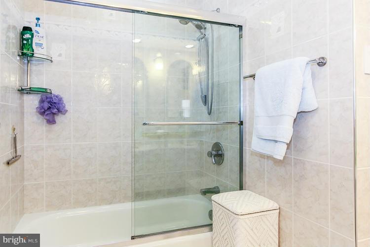 8611 Aqueduct Road Potomac, MD 20854 - Photo 18 of 30 Bath (Master)