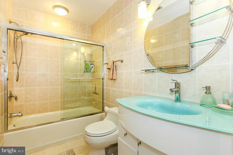 8611 Aqueduct Road Potomac, MD 20854 - Photo 22 of 30 Bath
