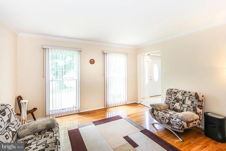 8611 Aqueduct Road Potomac, MD 20854 - Photo 6 of 30 Living Room