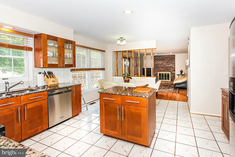 8611 Aqueduct Road Potomac, MD 20854 - Photo 9 of 30 Kitchen