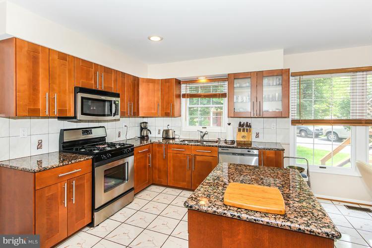 8611 Aqueduct Road Potomac, MD 20854 - Photo 10 of 30 Kitchen