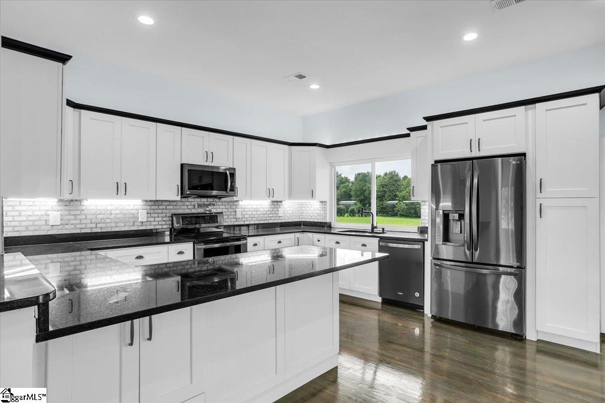 305 Waters Road Taylors, SC 29687 - Photo 5 of 16