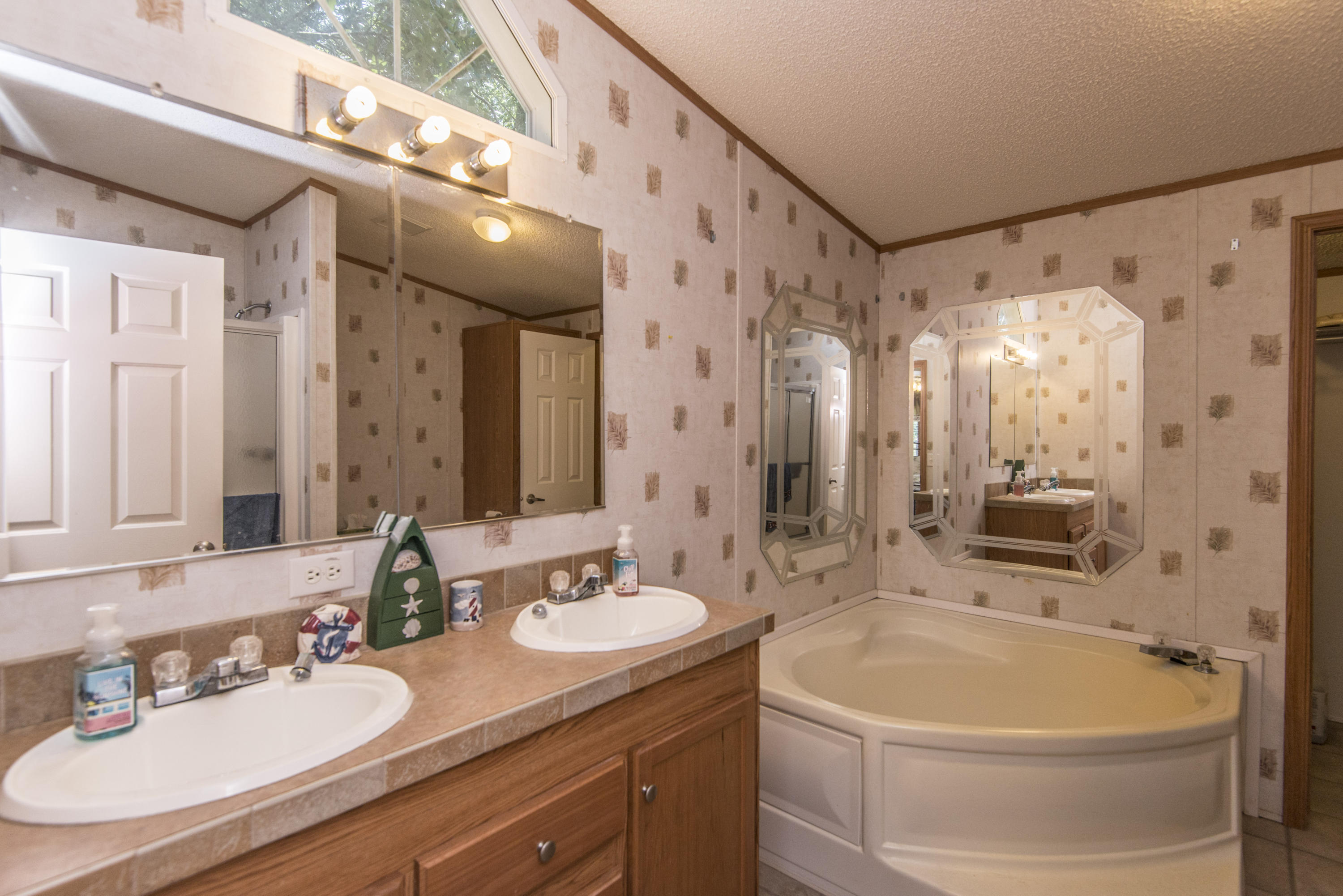 125 Little River Road Goose Creek, SC 29445 - Photo 15 of 33 125littlerivermasterbath