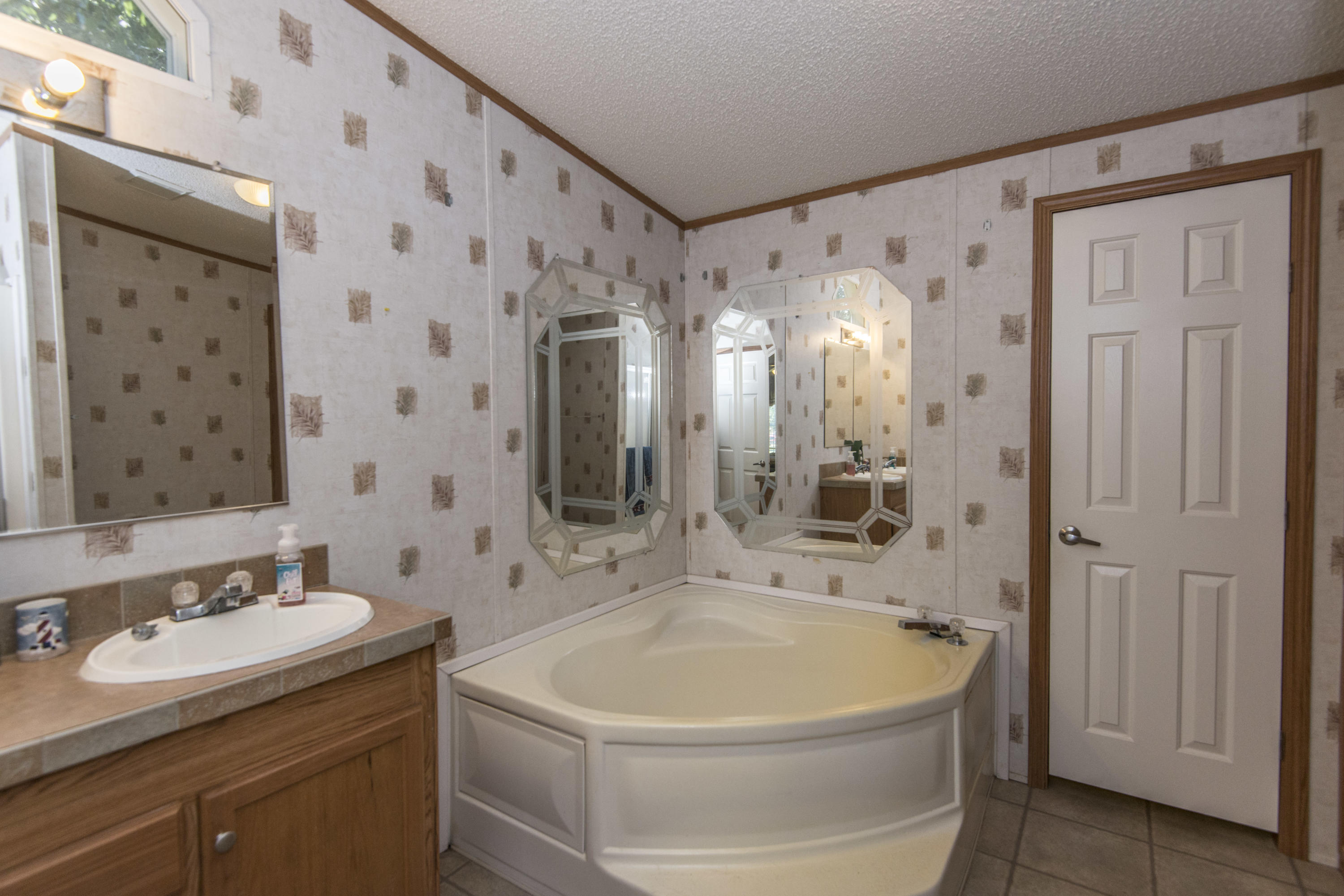 125 Little River Road Goose Creek, SC 29445 - Photo 16 of 33 125Littlerivermastergardentub