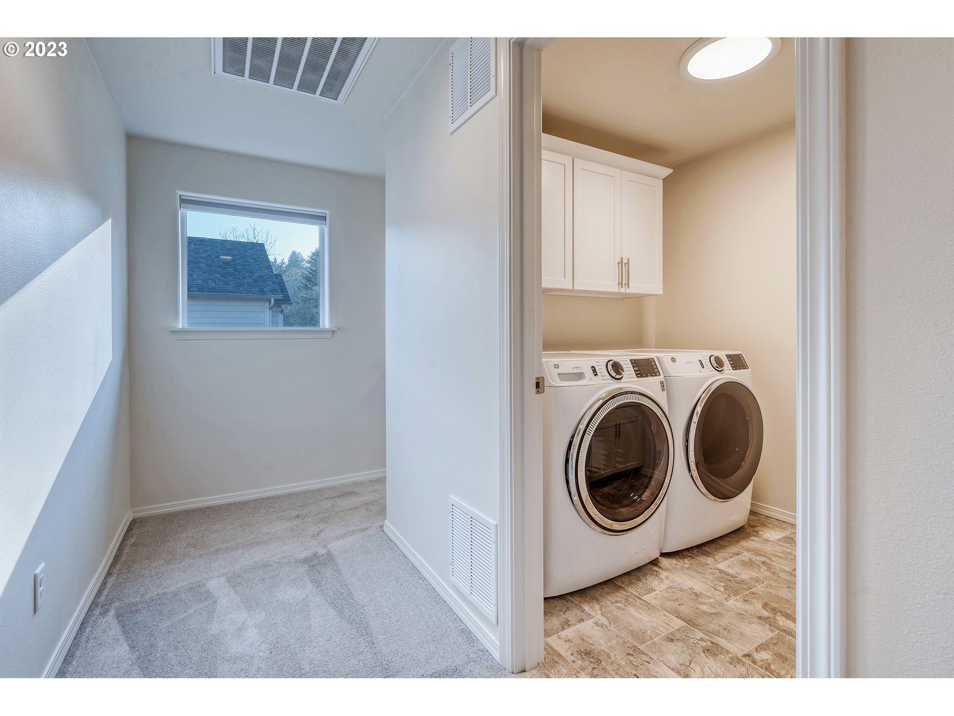 1057 Laura Street Springfield, OR 97477 - Photo 16 of 39 a utility room with dryer and washer