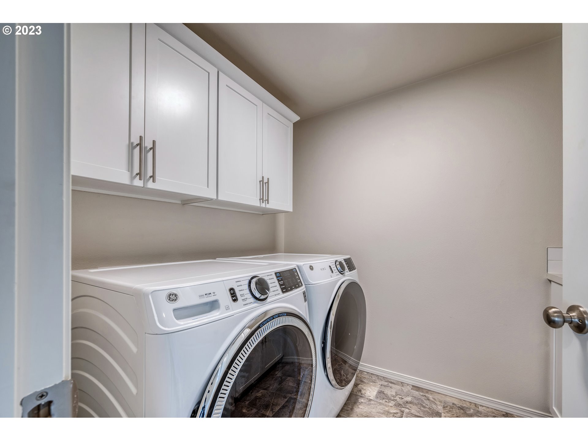 1057 Laura Street Springfield, OR 97477 - Photo 17 of 39 a utility room with dryer and washer
