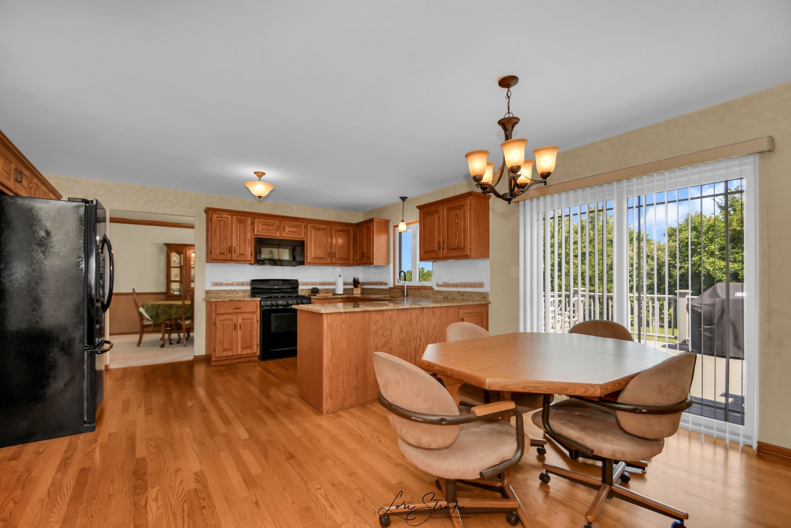 19407 Cherry Street Mokena, IL 60448 - Photo 17 of 33 a kitchen with a table chairs stove and refrigerator