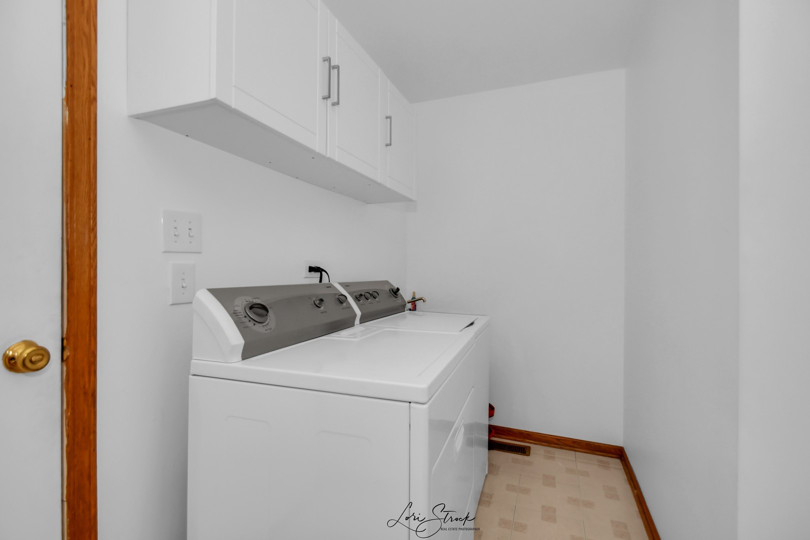 19407 Cherry Street Mokena, IL 60448 - Photo 20 of 33 a utility room with dryer and washer