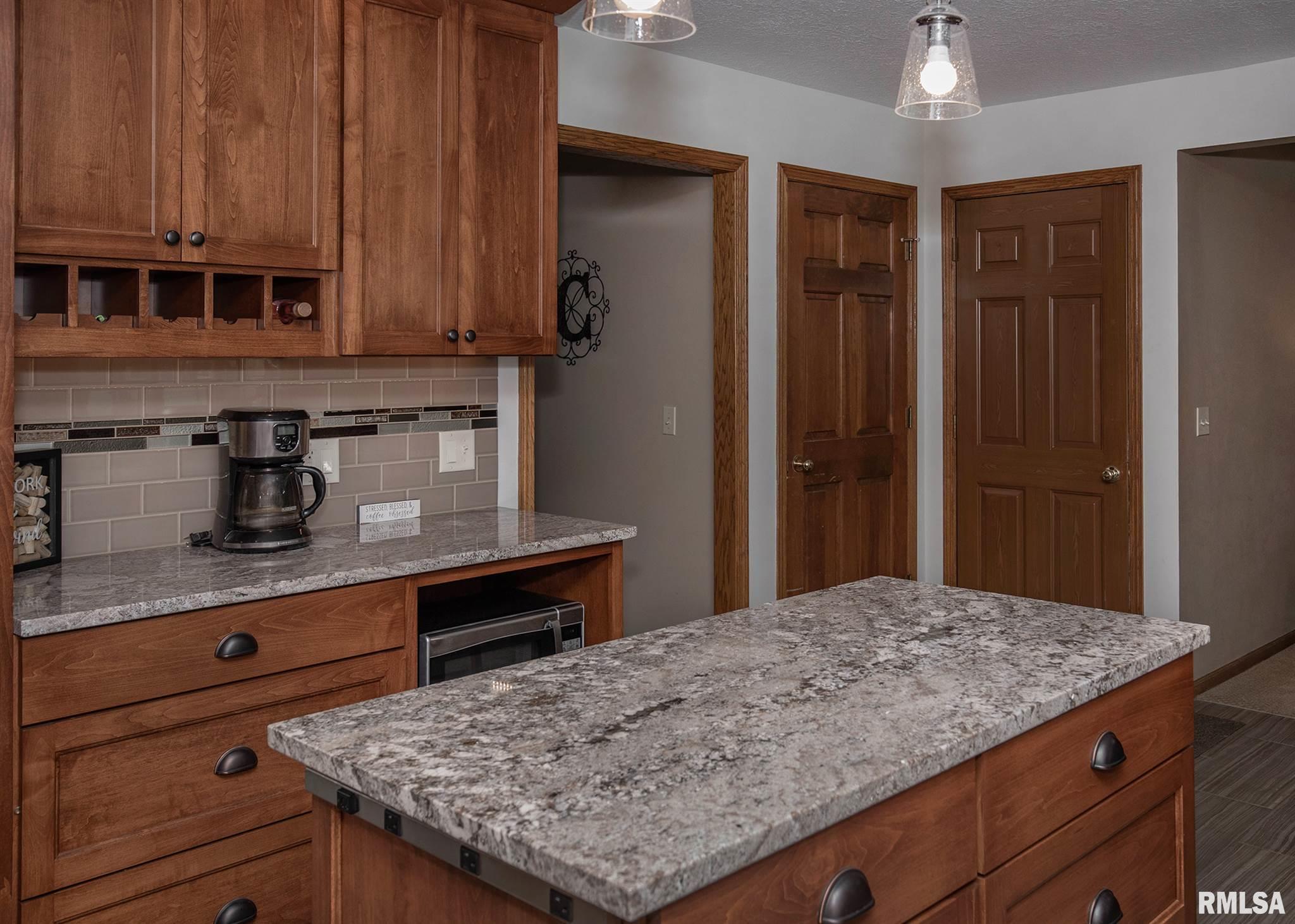 5036 Heatherstone Road Bettendorf, IA 52722 - Photo 4 of 35 Gallery Image 4