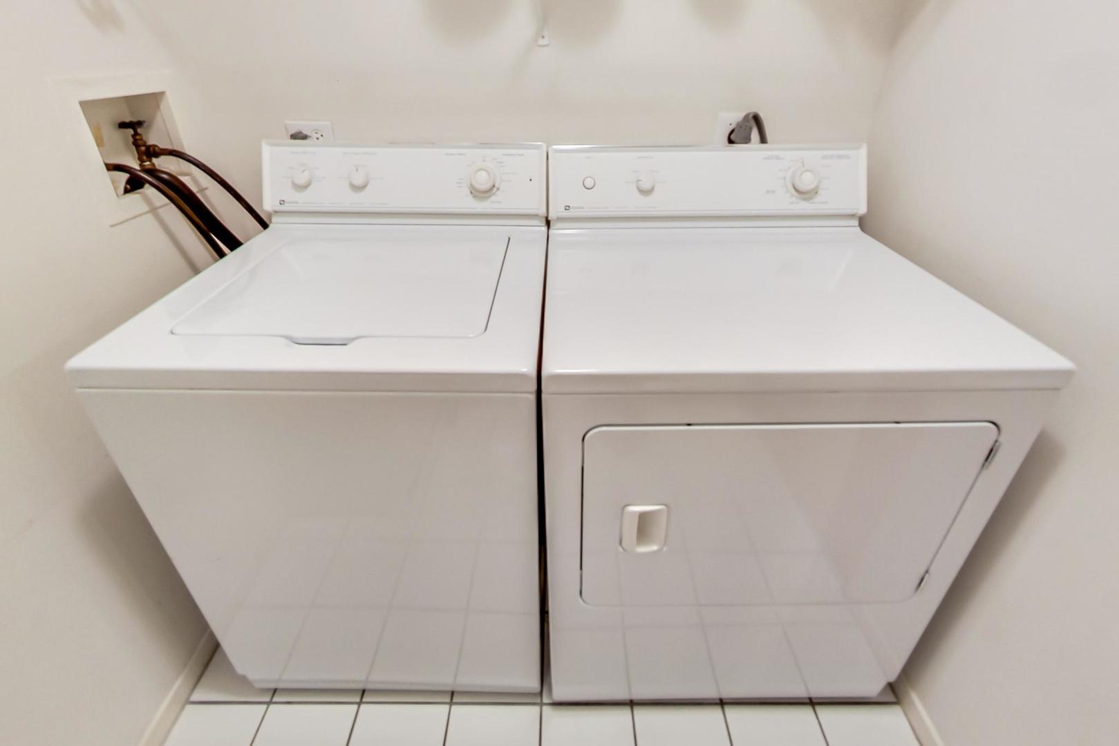 351 Kelburn Road, Unit 213 Deerfield, IL 60015 - Photo 22 of 37 a utility room with washer and dryer