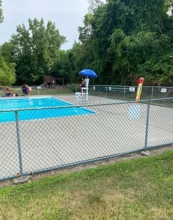 a side view of a tennis court