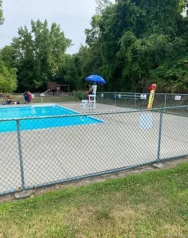 a side view of a tennis court