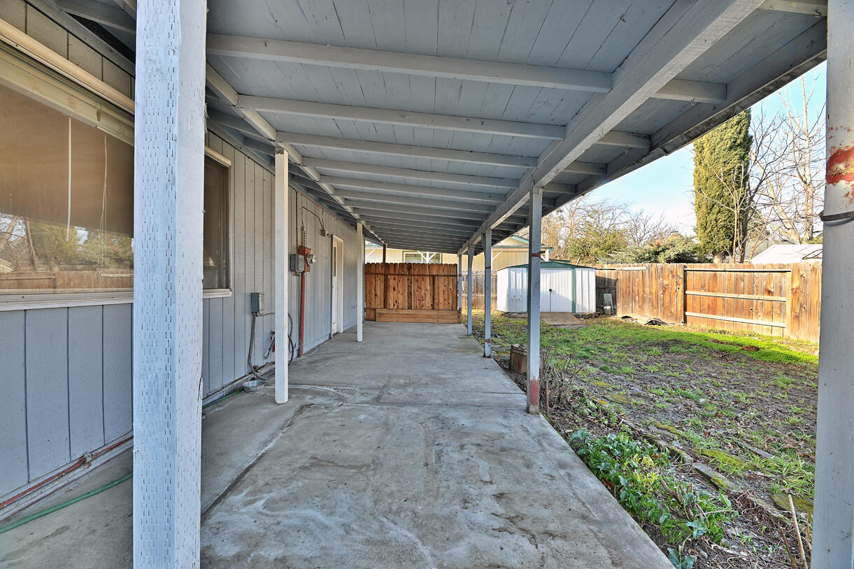 3620 Hilsinger Road Phoenix, OR 97535 - Photo 18 of 21 Porch-Covered Area