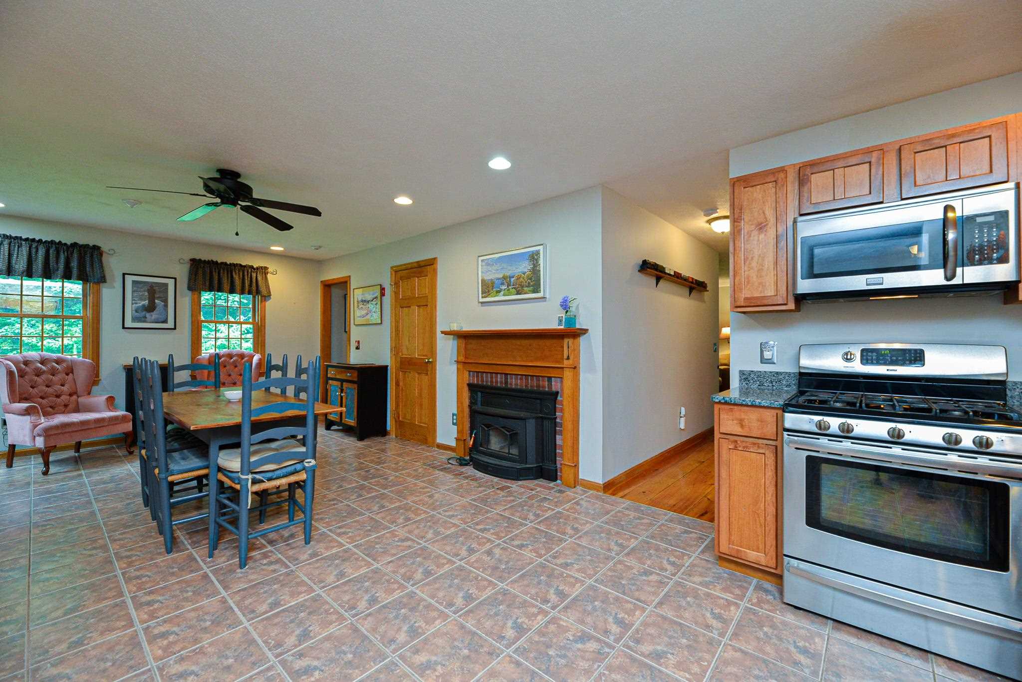 87 Hampstead Road Sandown, NH 03873 - Photo 14 of 40