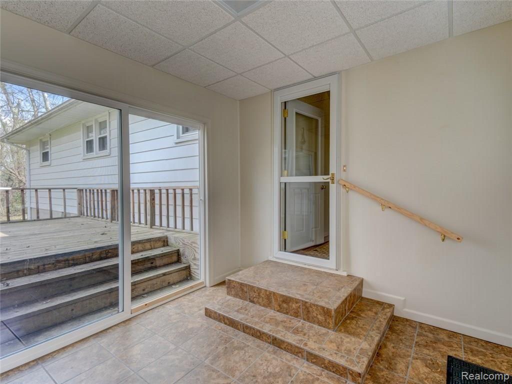 10416 Beecher Road Flushing, MI 48433 - Photo 16 of 19 entry.jpg